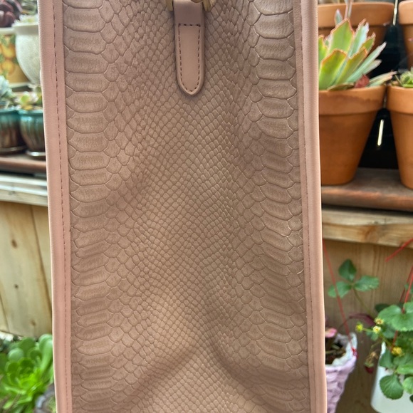 TOTE & CARRY AP1 TOTE BAG WITH ZIPPER SNAKE SKIN - Picture 14 of 15